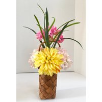 Seide Foral Arrangemt Mit Hibiskus Und Nelken in Korb Weben Holz Vase von NaturelandCandles