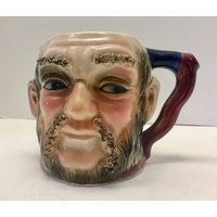 Toby Becher 4 3/4" Sideways Suchen Mann Mit Angehobenen Bushy Augenbrauen Und Schnurrbart Toby Becher 4 3/4" Sideways Suchen Mann Mit Angehobenen Bushy Augenbrauen Und Schnurrbart von NaturelandCandles