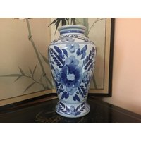 Vintage Made in China Blau-Weiß 12" Florale Tempeldose/Vase von NaturelandCandles