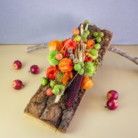 Tischdeko Herbst Aus Naturmaterialien -Schöne Tür-Und Wanddekoration , Eichenschwartenbrett Mit Physalis Und Hagebutten. Deko Für Den von Naturgeflechte