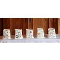 Teelicht Aus Seidenpapier Mit Gepressten Blüten Und Pflanzen Als Tischdekoration Teelicht Aus Seidenpapier Mit Gepressten Blüten Und Pflanzen Als Tischdekoration von NaturlampenDresden