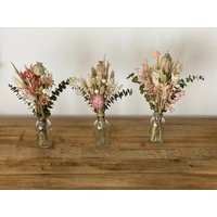 Kleiner Trockenblumenstrauß Mit Vase in Verschiedenen Farben Getrocknetem Mohn, Rosa Strohblume, Pampasgras, Boton, Phalaris, Lagurus Kleiner Trockenblumenstrauß Mit Vase in Verschiedenen Farben Getrocknetem Mohn, Rosa Strohblume, Pampasgras, Boton, Phalaris, Lagurus von Naturlandhandmade