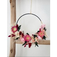 Trockenblumenkranz „Romantic Berry" Mit Vielen Verschiedenen Trockenblumen Wie Strohblumen, Phalaris, Lagurus, Hortensie, Eukalyptus von Naturlandhandmade