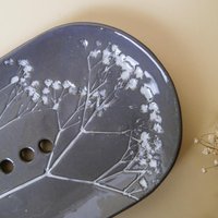 Athena /Apollon Seifenschale Mit Echtem Blütenabdruck | Füßchen Und Löcher Abtropfende Keramik Robust Unikat Handmade von NaturoTheke