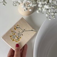 Bella Seifenschale Mit Echtem Blütenabdruck | Ablauf, Füßchen Und Löcher Abtropfende Keramik Robust| Handgemacht Unikat von NaturoTheke