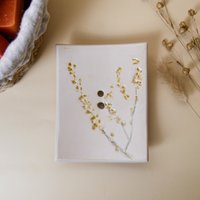 Ella Seifenschale Mit Echtem Blütenabdruck | Ablauf, Füßchen Und Löcher Abtropfende Keramik Robust| Handgemacht Unikat von NaturoTheke