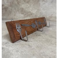 Handgefertigtes Küchenregal - Vintage Wandhalter Mit Gepäckträger & Gabeln Rustikaler Handtuchhalter/Becherhalter Luftfahrt Erinnerungsstück von NautilusNostalgia