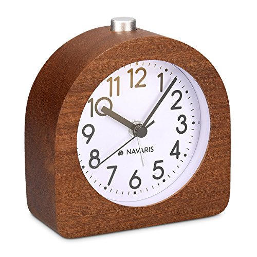 Navaris Analog Holz Wecker mit Snooze - Retro Uhr Halbrund mit Ziffernblatt Alarm Licht - Leise Tischuhr Ohne Ticken - Naturholz in Dunkelbraun von Navaris