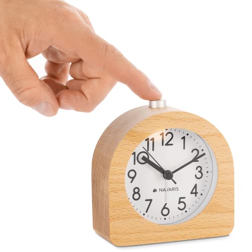 Navaris Holz Wecker Analog ohne Ticken - Batteriebetrieben - Wecker ohne Ticken - Mit Snooze Schlummerfunktion und Licht - Retro Design - Wecker Holz in Hellbraun von Navaris