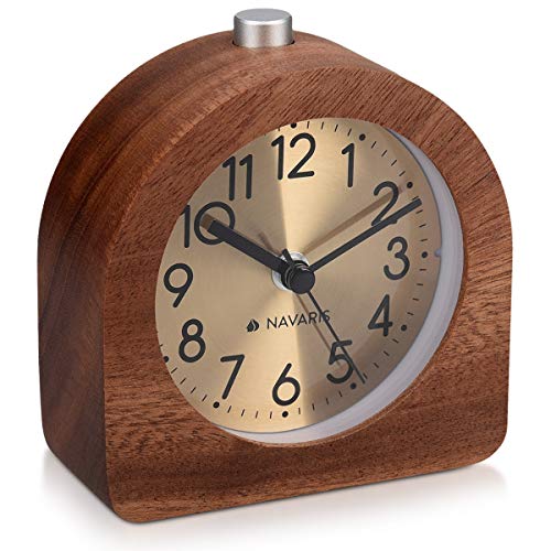 Navaris Analog Holz Wecker mit Snooze - Retro Uhr Halbrund mit Ziffernblatt Gold Alarm Licht - Leise Tischuhr ohne Ticken - Naturholz in Dunkelbraun von Navaris