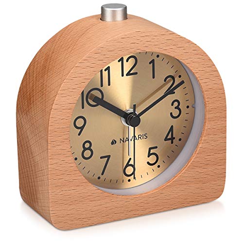 Navaris Analog Holz Wecker mit Snooze - Retro Uhr Halbrund mit Ziffernblatt Gold Alarm Licht - Leise Tischuhr ohne Ticken - Naturholz in Hellbraun von Navaris