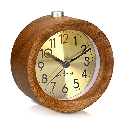 Navaris Analog Holz Wecker mit Snooze - Retro Uhr Rund mit Ziffernblatt in Gold Alarm Licht - Leise Tischuhr ohne Ticken - Naturholz in Dunkelbraun von Navaris