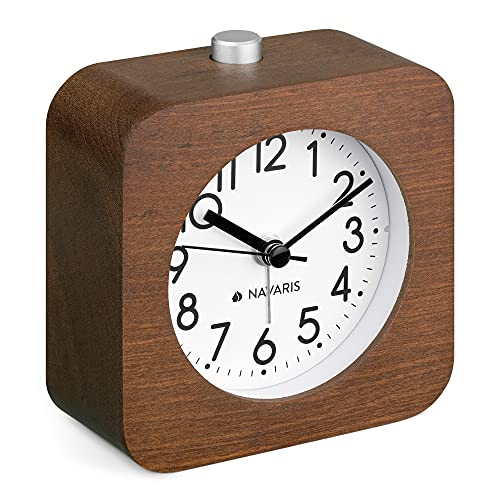 Navaris Analog Holz Wecker mit Snooze - Retro Uhr Viereck Design mit weißem Ziffernblatt Alarm - Leise Tischuhr ohne Ticken - Holzwecker Dunkelbraun von Navaris