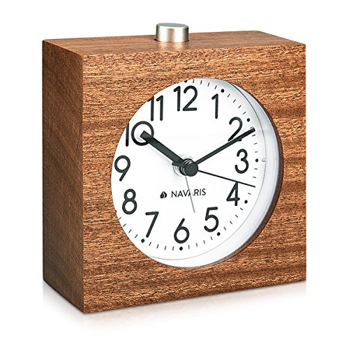 Navaris Analog Holz Wecker mit Snooze - Retro Uhr im Viereck Design mit Ziffernblatt Alarm - Leise Tischuhr ohne Ticken - Naturholz in Dunkelbraun von Navaris