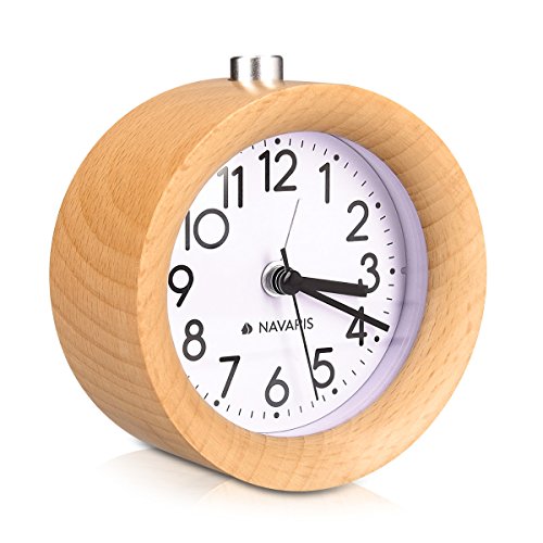 Navaris Analog Holz Wecker mit Snooze - Retro Uhr mit Ziffernblatt Alarm Licht - Leise Vintage Wood Tischuhr ohne Ticken - Naturholz in Hellbraun von Navaris