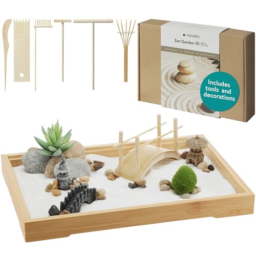 Navaris Mini Zen Garten Kit - Miniatur Sand Garten mit Zubehör - Deko Zengartenset inkl. u.a. Steine Rechen Pagode Brücke - eckiges Tablett - Sand in Weiß von Navaris