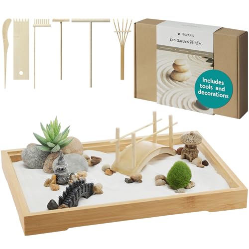 Navaris Mini Zen Garten Kit - Miniatur Sand Garten mit Zubehör - Deko Zengartenset inkl. u.a. Steine Rechen Pagode Brücke - eckiges Tablett - Sand in Weiß Navaris Mini Zen Garten Kit - Miniatur Sand Garten mit Zubehör - Deko Zengartenset inkl. u.a. Steine Rechen Pagode Brücke - eckiges Tablett - Sand in Weiß von Navaris