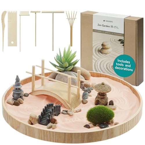 Navaris Mini Zen Garten Kit - Miniatur Sand Garten mit Zubehör - Deko Zengartenset inkl. u.a. Steine Rechen Pagode Brücke - rundes Tablett - Sand in Pink von Navaris