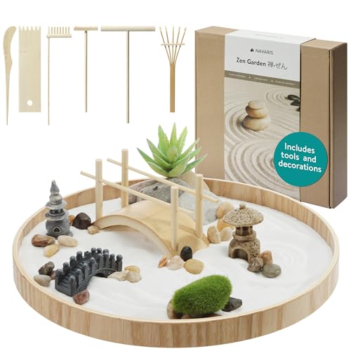 Navaris Mini Zen Garten Kit - Miniatur Sand Garten mit Zubehör - Deko Zengartenset inkl. u.a. Steine Rechen Pagode Brücke - rundes Tablett - Sand in Weiß von Navaris