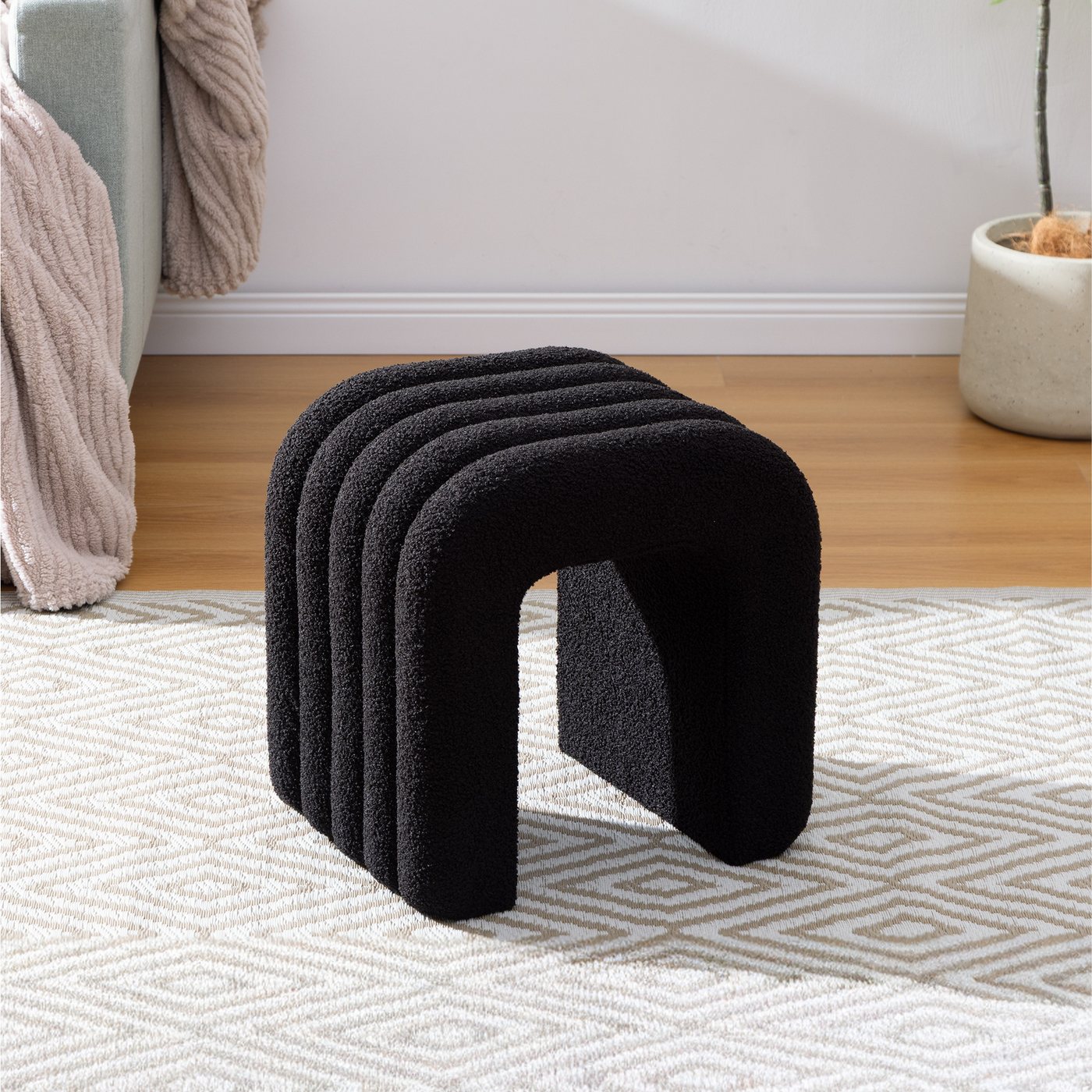 Navaris Sitzhocker Boucle Ottoman - Sitzhocker in Bogenform - Weicher Fußhocker schwarz (1 St) von Navaris
