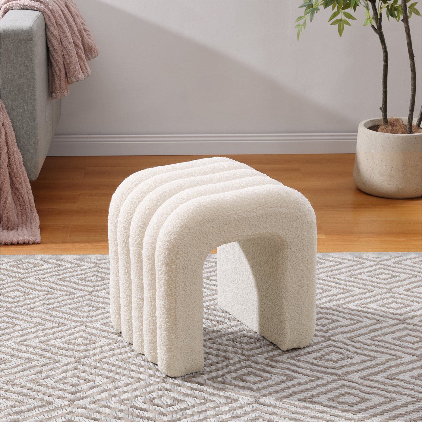 Navaris Sitzhocker Boucle Ottoman - Sitzhocker in Bogenform - Weicher Fußhocker (1 St) Navaris Sitzhocker Boucle Ottoman - Sitzhocker in Bogenform - Weicher Fußhocker (1 St) von Navaris