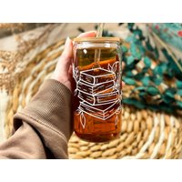 Bookish Glas | Trinkglas Bambusdeckel Kaffeeglas Geschenkidee Für Kaffeeliebhaber Eiskaffee Bücher Design Geschenk Buchliebhaber Bookish Glas | Trinkglas Bambusdeckel Kaffeeglas Geschenkidee Für Kaffeeliebhaber Eiskaffee Bücher Design Geschenk Buchliebhaber von NayriArt