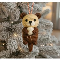 Gehäkelte Otter-Weihnachtsverzierung - Handgemachtes Tier-Weihnachtsdekor Gehäkelte Otter-Weihnachtsverzierung - Handgemachtes Tier-Weihnachtsdekor von NdrsshpStudio