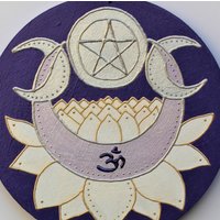Wand Deko Mit Mond Pentagram Und Weißem Lotus Om Symbol, Meditationsecke Altar Oder Heilraum Dekoration Mondsymbol in Lila Silber Wand Deko Mit Mond Pentagram Und Weißem Lotus Om Symbol, Meditationsecke Altar Oder Heilraum Dekoration Mondsymbol in Lila Silber von NeaLemuria
