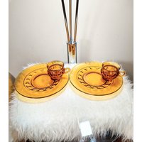 Großes Vintage-Bernsteinglas-Königskronen-Daumenabdruck-Snack-Set, Teetasse Und Teller-Set, Passendes Geschirr-Set Aus Der Mitte Des Jahrhunderts von NeatOFindsPlus