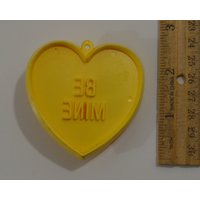 Vintage Hallmark Be Mine Herz Valentinstag Cookie Cutter | 1977 2.5" Gelb von NecesitoDinero