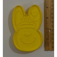Vintage Hallmark Easter Bunny Cookie Cutter | 1974 4 1/8" Gelb von NecesitoDinero