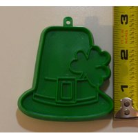 Weinlese Hallmark Derby W/Kleeblatt Hut Ausstecher | 1977 2, 5" St. Patricks Day von NecesitoDinero