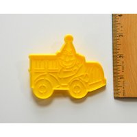 Wilton Sesame Street Bert Im Auto Cookie Cutter | 1992 3, 5 "x 2 7/8" Going Places Gelbkunststoff von NecesitoDinero