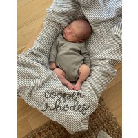 Gestreifte Personalisierte Hand Bestickte Baby Swaddle Decke - Baumwolle Musselin von NeckNames