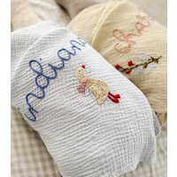 Personalisierte Baby Swaddle Decke Mit Name Und Symbol - Hand Bestickt Musselin von NeckNames