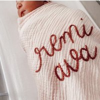 Personalisierte Hand Bestickte Baby Swaddle Decke - Baumwolle Musselin von NeckNames
