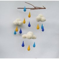 Blaue Mobilegelb Türkis Regentropfen Filz Wolke Mobile Wohnzimmer Schlafzimmer Dekor Baby Junge Frühlingsdeko Kinderzimmerdeko von NedaArt