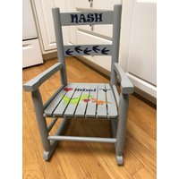 Ein Farblich Personalisierter Nash Kleinkind Schaukelstuhl von NeeNeesWorkshop