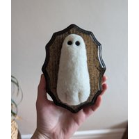 Kleine Geisterjäger Trophäe | Gefilzte Wolle Halloween Wanddeko von NeedleGhosts