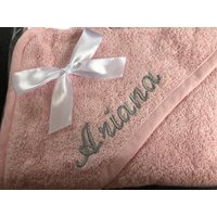Personalisiertes Besticktes Baby-Kapuzenhandtuch von NeedlzandThreadz