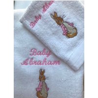 Peter Rabbit Badetuch Geschenk Set Beatrix Potter/Personalisiertes Handtuch Kaninchenhandtücher Namenshandtücher von NeedlzandThreadz