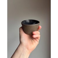 Schwarzer Steingut Dip Becher von NeedsPottery