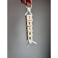 Übergroße Iykyk Buchstabenperle Wandbehang von NeedsPottery