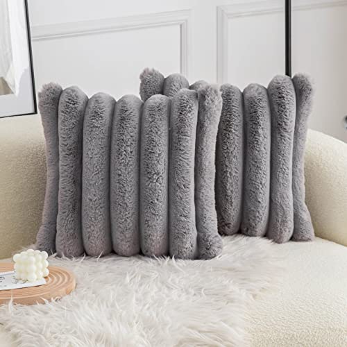 Neelvin 2er Set Kissenhülle Kunstpelz Gemütliche Weiche Gestreifte Dekorative Kissenbezug Kissenbezüge Dekokissen Zierkissenbezug Sofakissen Dunkelgrau 60x60 cm für Sofa Schlafzimmer Neelvin 2er Set Kissenhülle Kunstpelz Gemütliche Weiche Gestreifte Dekorative Kissenbezug Kissenbezüge Dekokissen Zierkissenbezug Sofakissen Dunkelgrau 60x60 cm für Sofa Schlafzimmer von Neelvin