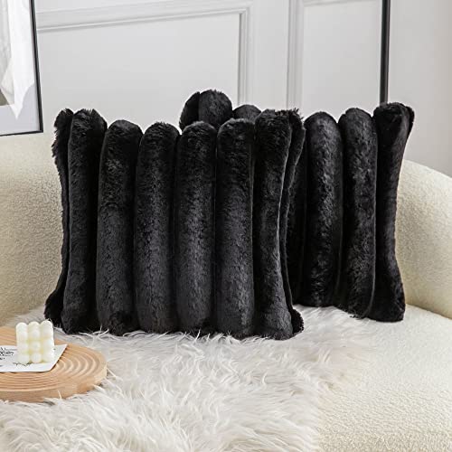 Neelvin 2er Set Plüsch Kissenhülle Kunstpelz Gemütliche Weiche Gestreifte Dekorative Kissenbezug Kissenbezüge Dekokissen Zierkissenbezug Sofakissen Schwarz 50x50 cm für Sofa Schlafzimmer Neelvin 2er Set Plüsch Kissenhülle Kunstpelz Gemütliche Weiche Gestreifte Dekorative Kissenbezug Kissenbezüge Dekokissen Zierkissenbezug Sofakissen Schwarz 50x50 cm für Sofa Schlafzimmer von Neelvin