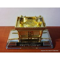 Goldfarbene Bundeslade Modell Auf Kupferbasis Israel Bibel Land Jerusalem Design 4.5' Sockelgröße, 11 cm Sockelgröße רוון רקודש von NekudatChen