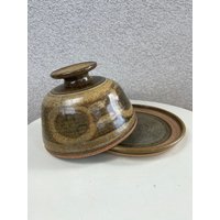 Vintage Boho Browns Keramik Käseplatte Set Mit Kuppel Signiert Größe Höhe 15 X 20 cm von NelandAda