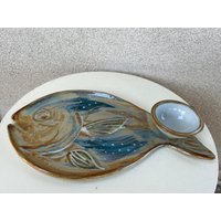 Vintage Studio Keramik Kunst Blues Browns Fischplatte Befestigte Schüsselchip Und Dip Signiert 18 "X 9" X 1-2 "X 9 1-2" von NelandAda