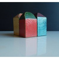 Set Von 4 Häuser Aus Holz, Ein Geschenk Für Eine Einweihungsparty von NelliNell