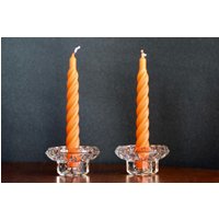 2 Luminarc Ingrid Kristall-Kerzenhalter Mit Originalkerzen in Orange, 70Er Jahre, Originalverpackung, Made France 2 Luminarc Ingrid Kristall-Kerzenhalter Mit Originalkerzen in Orange, 70Er Jahre, Originalverpackung, Made France von NellysVintageFeeling